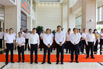 2023年5月，浙江省副省长卢山（前排右二）来腾博会集团调研境外投资、总部经济工作