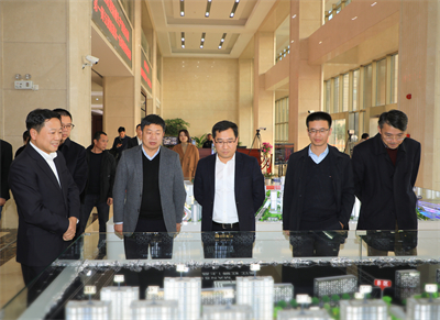 2021年12月，兰溪市委副书记、市长朱俊华（中）来腾博会集团调研