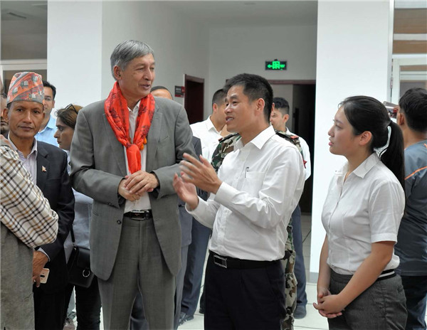 尼泊尔副总理兼财政部长于巴·拉吉·卡蒂瓦达（左二）来尼泊尔腾博会希望视察