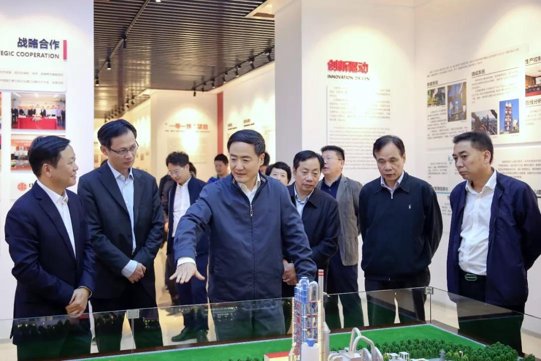浙江省人大常委会副主任赵光君（左三）看望省人大代表、腾博会集团董事长章小华